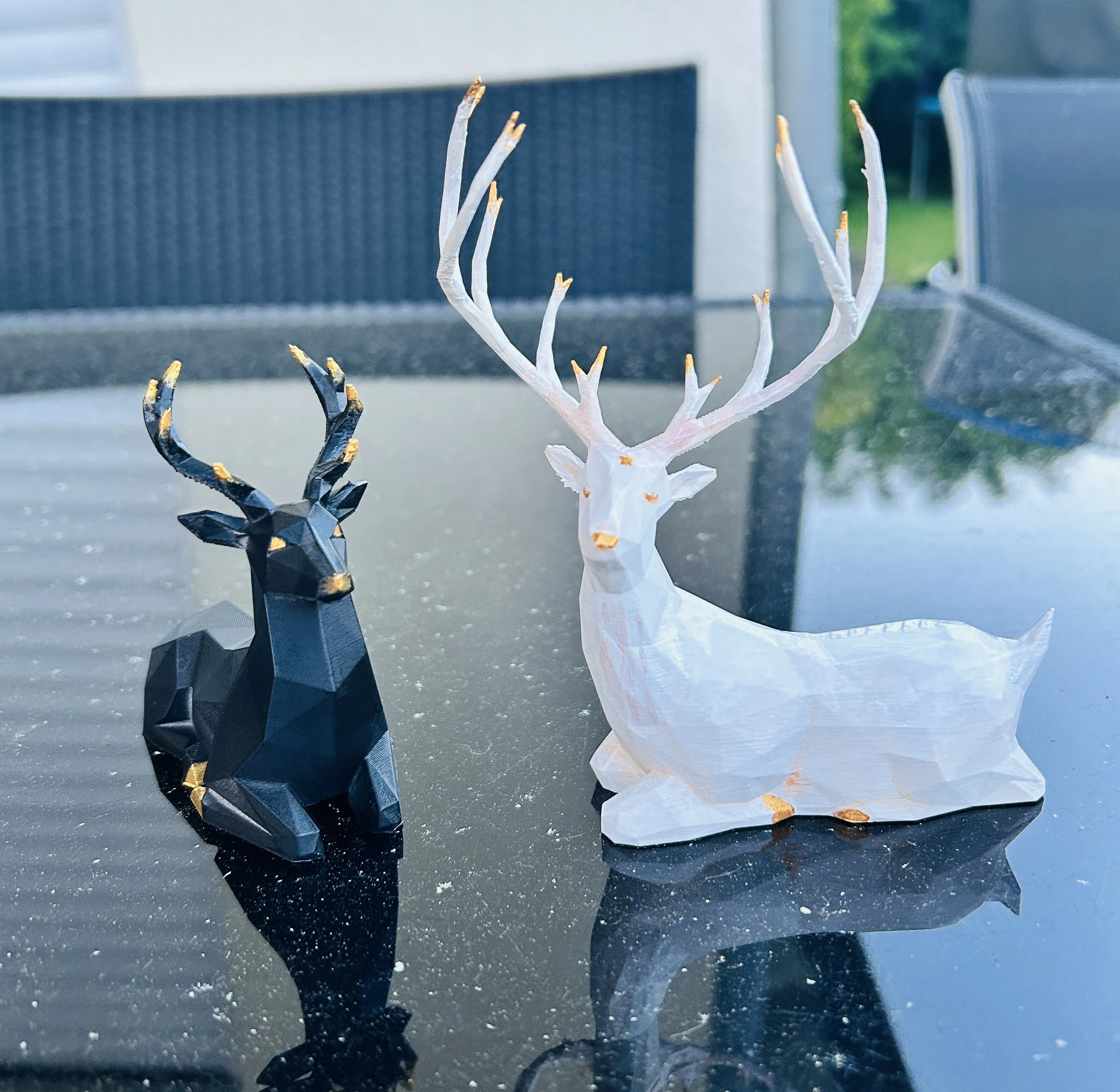 Hirsch Low-Poly bemalt